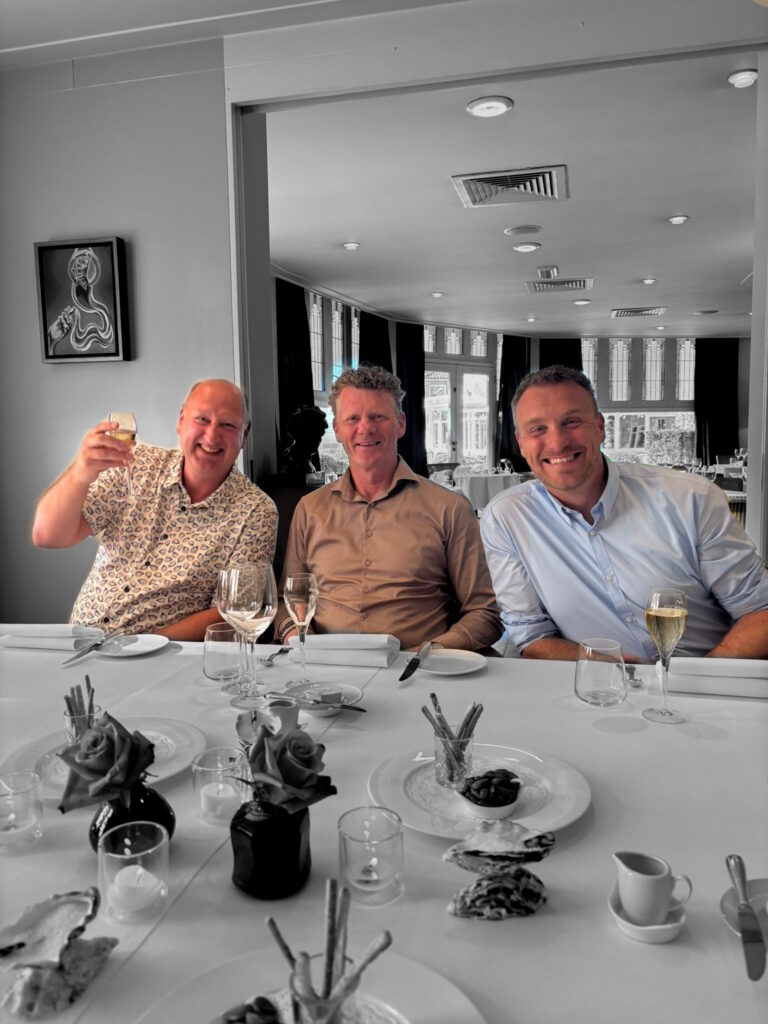 Ilja Koehoorn, Erik Fritz en Gert-Jan de Vries, de drie eigenaren van Magifa Zaanstad, poseren samen.